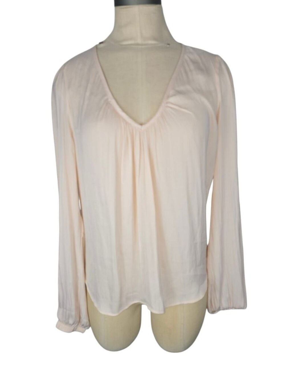 Evereve Taylor satin V-neck blouse in a light cream color women's size S